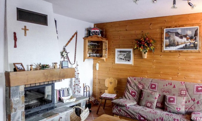Le Tour Apartment | Apartment Le Plan des Reines by Interhome