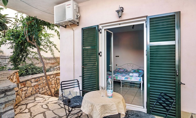 Frinion Apartment | Apartment "Lefkothea 3" with Sea View, Balcony & Wi-Fi
