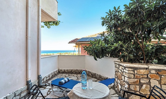 Frinion Apartment | Apartment "Lefkothea 5" with Sea View, Balcony & Wi-Fi