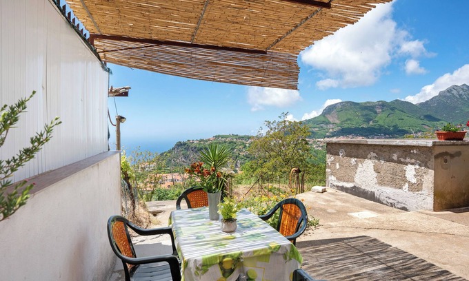 San Lazzaro Apartment | Apartment 'Licia' with Sea View, Shared Terrace and Wi-Fi