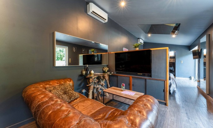 Caderousse Apartment | Apartment 'Love Room - Rhôna' with Wi-Fi and Air Conditioning