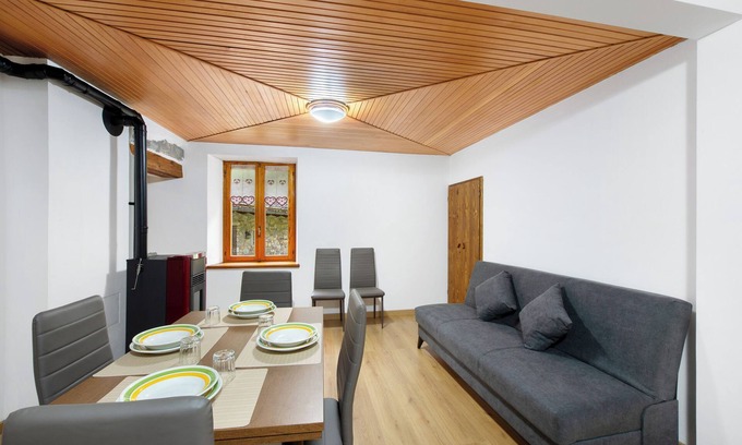 Issime Apartment | Apartment 'Luéisch Ketschu 2' with Mountain View, Shared Garden and Wi-Fi