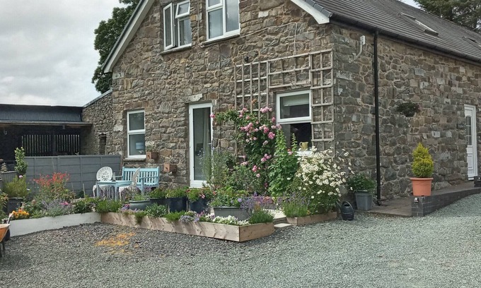Llanbrynmair Apartment | Apartment-Luxury-Private Bathroom-Mountain view