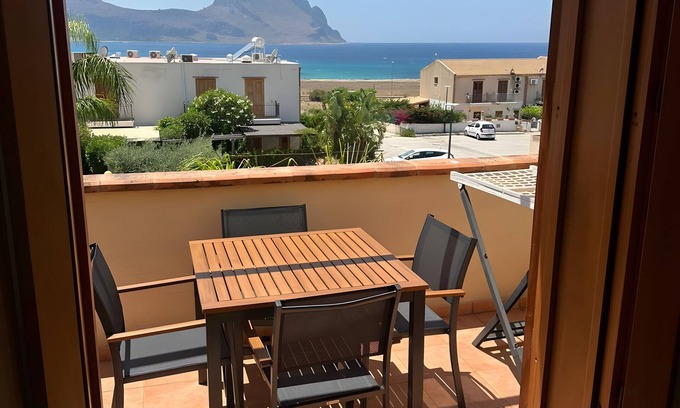 Macari Apartment | Apartment 'Makari' with Sea View, Wi-Fi and Air Conditioning
