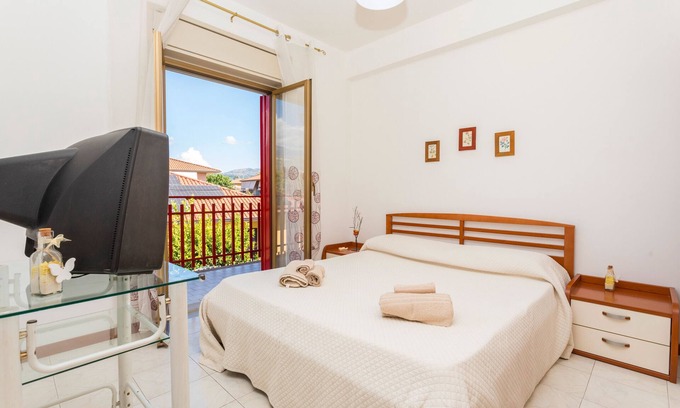 Fondachello Apartment | Apartment 'Mamma Maria' with Mountain View and Balcony