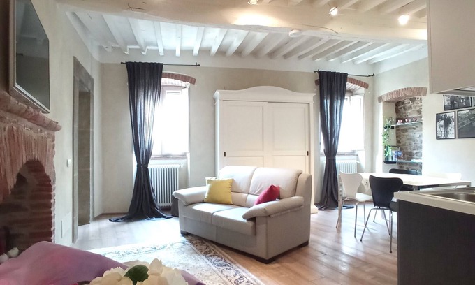 Cortona Old Town Apartment | Apartment Me and You Cortona (with romantic outdoor shower on private courtyard)