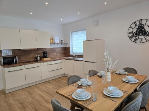 Kulmbach Apartment | Apartment mit voll ausgestatetter Küche, Badewanne, Balkon, Parkplatz vor dem Haus, ruhig gelegen, ADA5