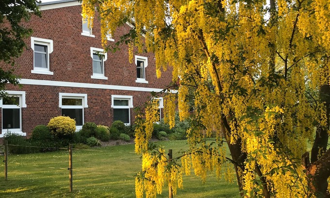 Kronprinzenkoog Apartment | Apartment 'Morgensonne' with Shared Terrace, Shared Garden and Wi-Fi