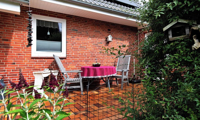 Bredstedt Apartment | Apartment 'Nordsee-Ferienwohnung Halligland' with Terrace, Private Garden and Wi-Fi