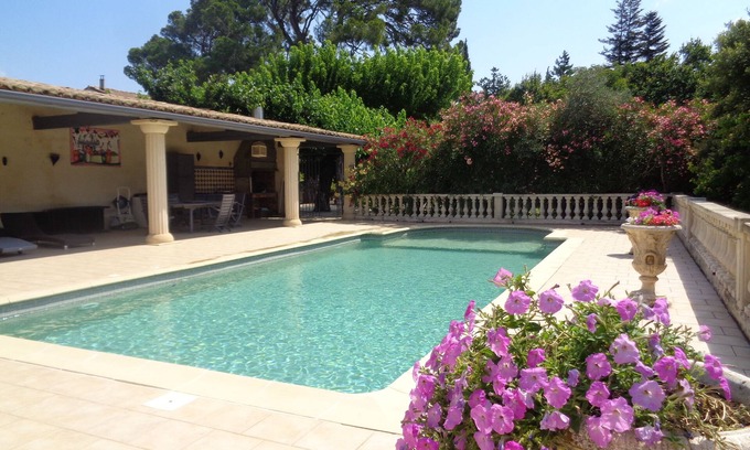 Jonquieres House | Apartment of character in a Provencal mas, on a wine farm. Very large park