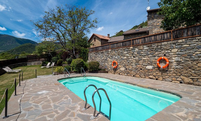 Lardies Apartment | Apartment 'Olmo' with Mountain View, Shared Pool and Wi-Fi