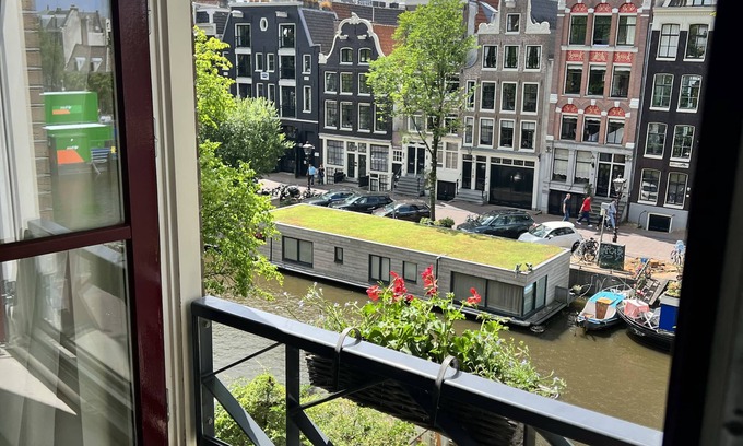 Haarlemmerbuurt Apartment | Apartment overlooking the beautiful Brouwersgracht canal in Amsterdam centre