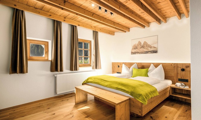 Casola Apartment | Apartment "Perfila Morgenrot" with Mountain View, Shared Garden & Wi-Fi