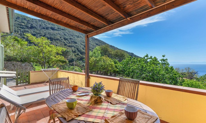 Zanca Apartment | Apartment 'Pettirosso Casa Vai' with Sea View, Wi-Fi and Air Conditioning