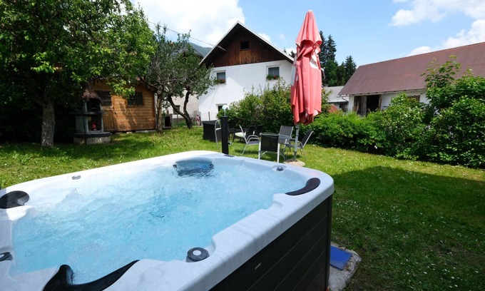 Podkoren Apartment | Apartment Planica 3 with a garden & a hot tub