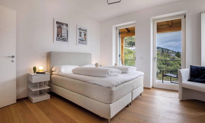 Aer Apartment | Apartment "Residence La Villa Cristallo" with Lake View, Pool, Balcony & Wi-Fi