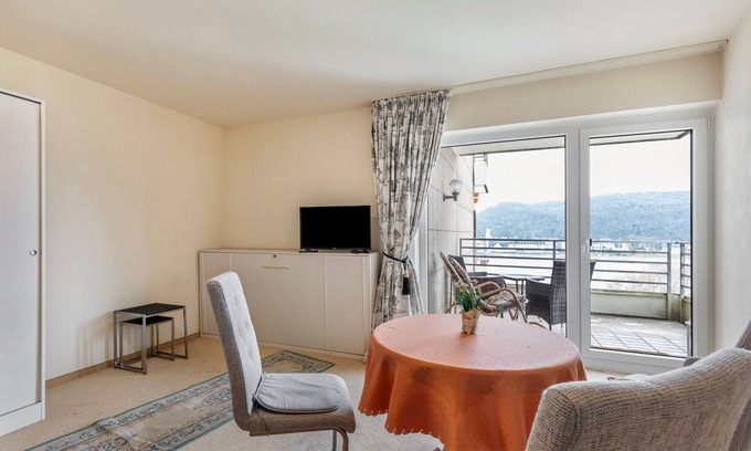 Bad Hoenningen Apartment | Apartment 'Rheinapartment Dependance 8' with Balcony and Wi-Fi