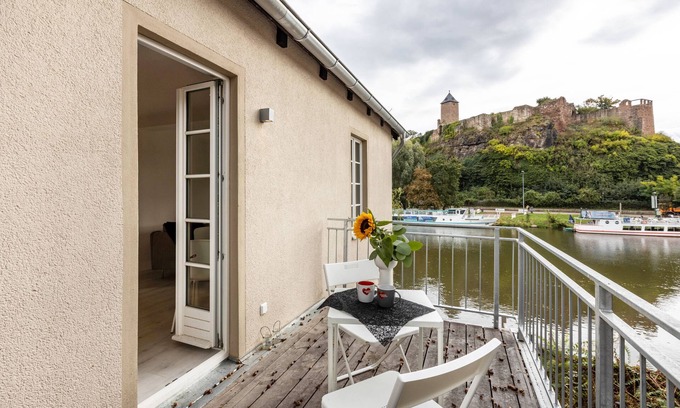 Stadtbezirk Nord Apartment | Apartment 'Saale Fewo Mit Burgblick' with Lake View, Shared Garden and Wi-Fi