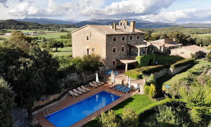 Gargalla House | Apartment 'Sant Grau 2' with Mountain Views, Shared Pool and Wi-Fi