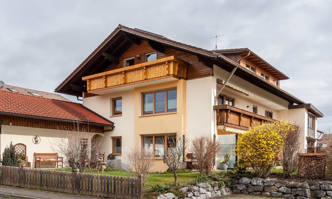 Schraden Apartment | Apartment 'Schloßberg' with Mountain View, Balcony and Wi-Fi