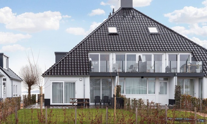 Saint Johannesga Apartment | Apartment Sneekermeer with Water Sports Access