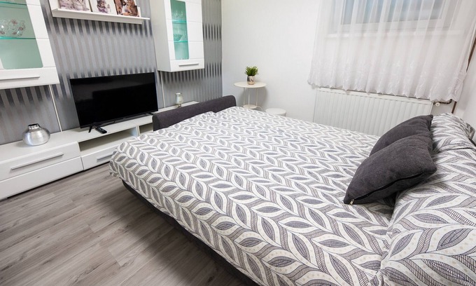 Cerklje ob Krki Apartment | Apartment Stankovo - One Bedroom Apartment Fontana with Hot Tub