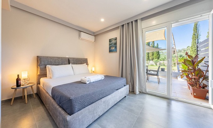 Molos Apartment | Apartment 'Starry Sky Luxury 2' with Shared Terrace, Wi-Fi and Air Conditioning