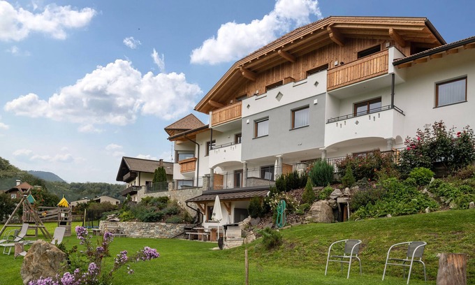 Santo Stefano Apartment | Apartment "Stefansdorf Wohnung 3" with Mountain View, Garden and Balcony