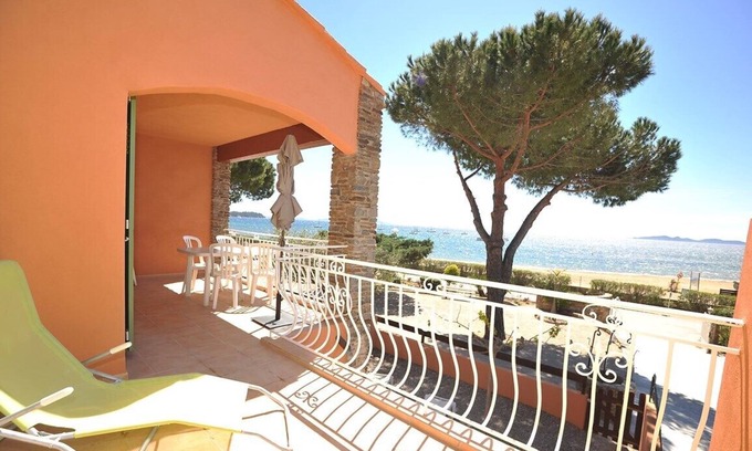 La Londe-les-Maures Apartment | Apartment T2 * 4 pers. 10m from the BEACH with SEA VIEW & HEATED POOL (4)