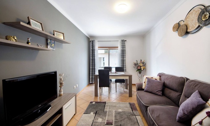 Gafanha da Nazare Apartment | Apartment 'T2 Perto Da Praia' with Shared Terrace and Wi-Fi
