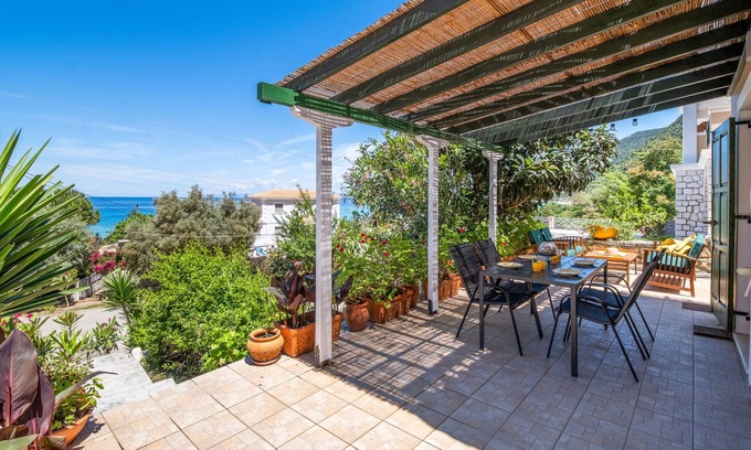 Frinion Apartment | Apartment 'Theasea House' with Sea View, Wi-Fi and Air Conditioning
