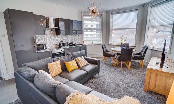 Colwyn Bay Apartment | Apartment Twin Ensuite at Beachmount Holiday Apartments