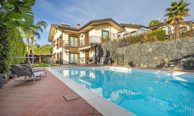 Viagrande Apartment | Apartment 'Villa Di Mauro' with Mountain View, Private Pool and Air Conditioning
