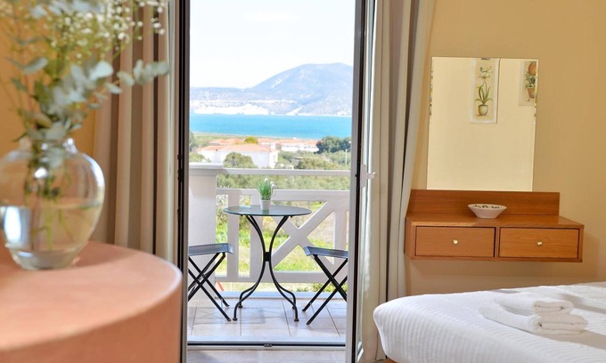 Agios Dimitrios Apartment | Apartment 'Villa Reverenza' with Sea View, Wi-Fi and Air Conditioning