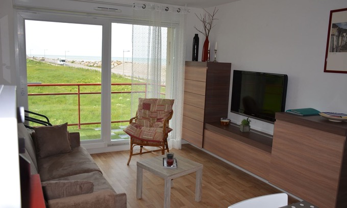 Criel-sur-Mer Apartment | Apartment with balcony, overlooking the sea and cliff, facing south.