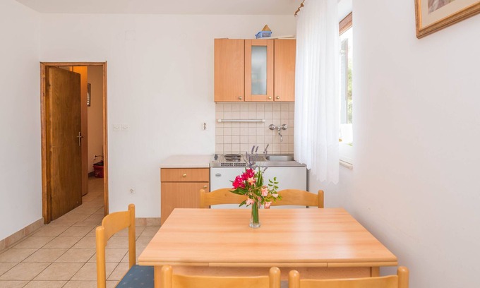 Stari Grad Apartment | Apartments 1000 Flowers no8-apartment for 5 person