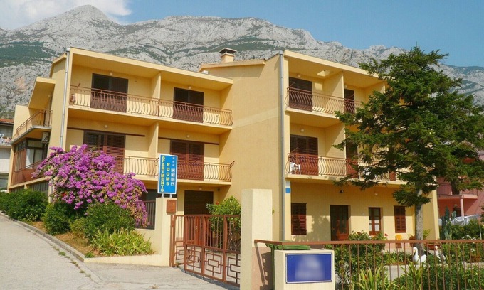 Istok Apartment | Apartments Justina, (16428), Makarska, Croatia
