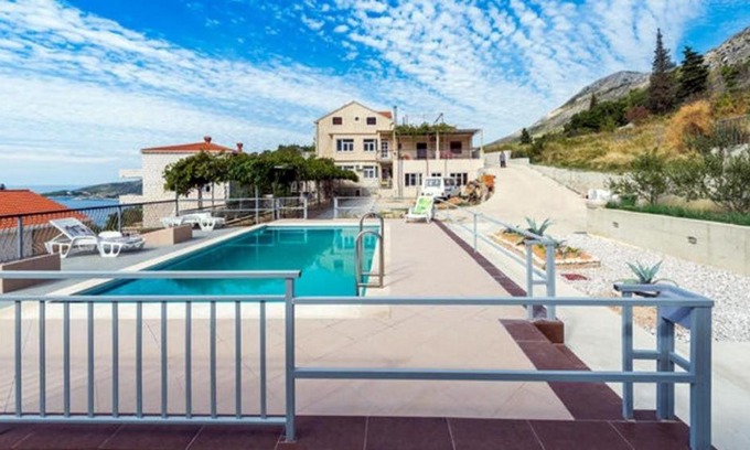 Zavrelje Apartment | apartments klis - three-bedroom apartment with terrace