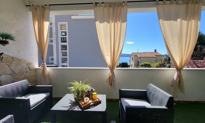 Dugi Rat Apartment | Apartments Sun & Sea - One Bedroom Apartment with Balcony and Sea View