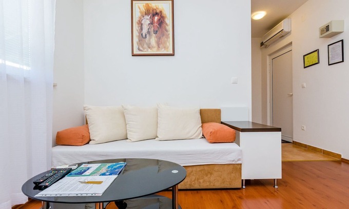 Montovjerna Apartment | Apartments Villa Aura - Comfort Studio Apartment 8 with shared swimming pool