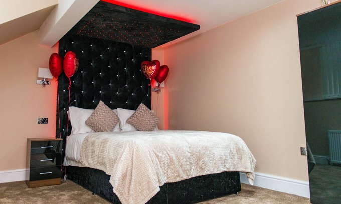 Huddersfield Apartment | Aphrodite Suites Orizzonte Suite Hot Tub Apartment