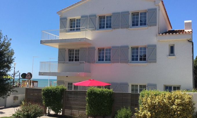 Saint-Gilles-Croix-de-Vie Apartment | Appart 2/4 pers dans MAISON, 3 Etoiles, à 30 m plage, TERRASSE, PARKING PRIVE