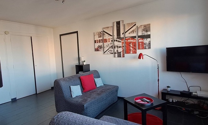 Cusset Apartment | Appart 50m²-clim, wifi, balcony, secure parking, near metro, all comforts