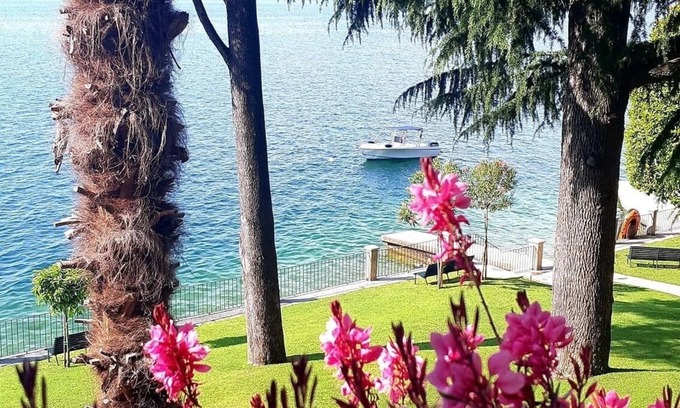 Gardone Riviera Apartment | Appartamento direttamente a lago con spiaggia e pontili