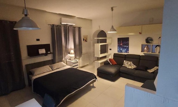 Aci Sant'Antonio House | Appartamento suite deluxe climatiz cucina giardino wifi smart tv amazon prime video inclusi