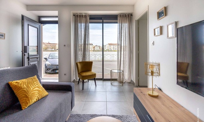 Replonges Apartment | Appartement T2 Climatisé "Le Quai 391" Vue Imprenable sur la Saône et Mâcon