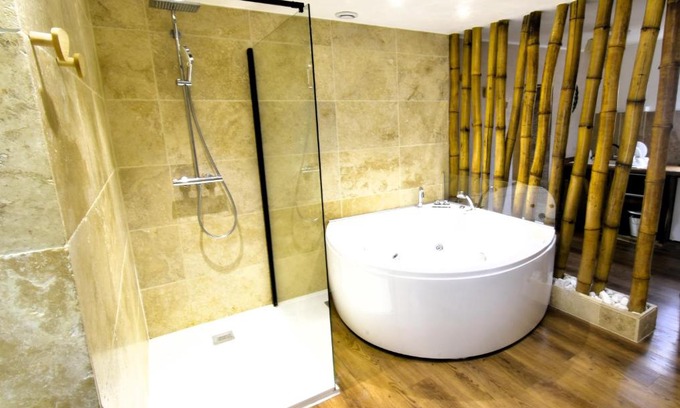 Verneuil-sur-Avre Apartment | Appartement jacuzzi privatif Love&Zen