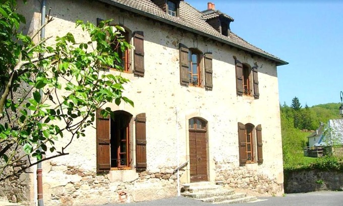 Chataigneraie Cantalienne Apartment | Appartement confortable au cœur de Vitrac - 40 m² - Vue sur jardin