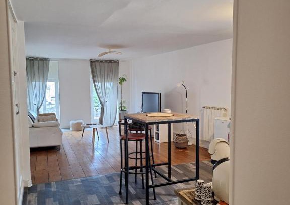 Saint-Pierre-de-Juillers Apartment | Appartement du pilori centre ville