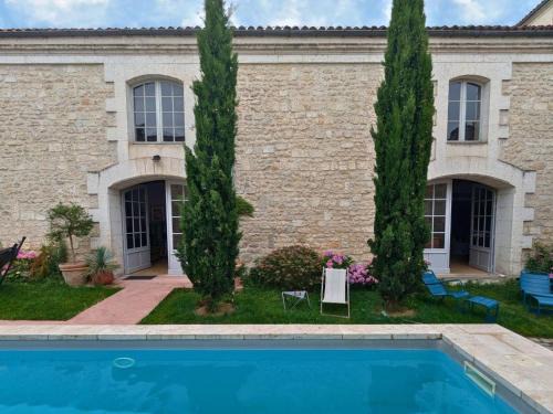 Angouleme Apartment | Appartement historique avec piscine, salle de jeux, et jardin - idéal famille et amis - FR-1-653-261